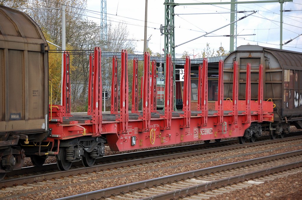 Drehgestell-Flachwagen mit Rungen der DB eingestellt mit der Nr. 81 80 D-DB 3507 711-9 Rbns 646.1, 06.11.12 Bhf. Flughafen Berlin-Sch�nefeld.