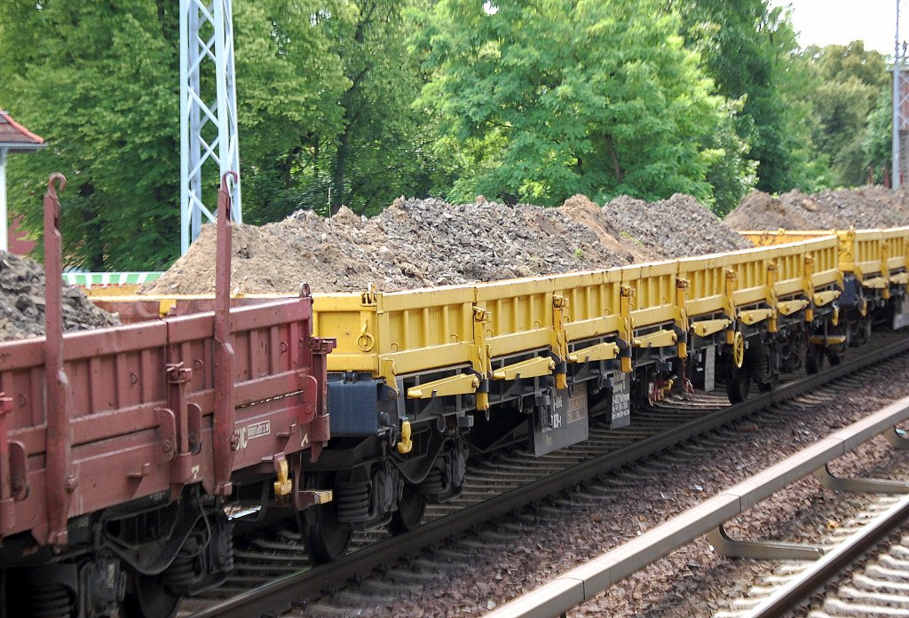 Drehgestellflachwagen (mit Rungen nicht aufgerichtet) vom Einsteller On Rail GmbH eingestellt mit der Nr. 33 RIV 80 D-ORME 3997 039-1 Res beladen mit altem Gleisschotter, 22.06.12 Betrlin-Karow. 