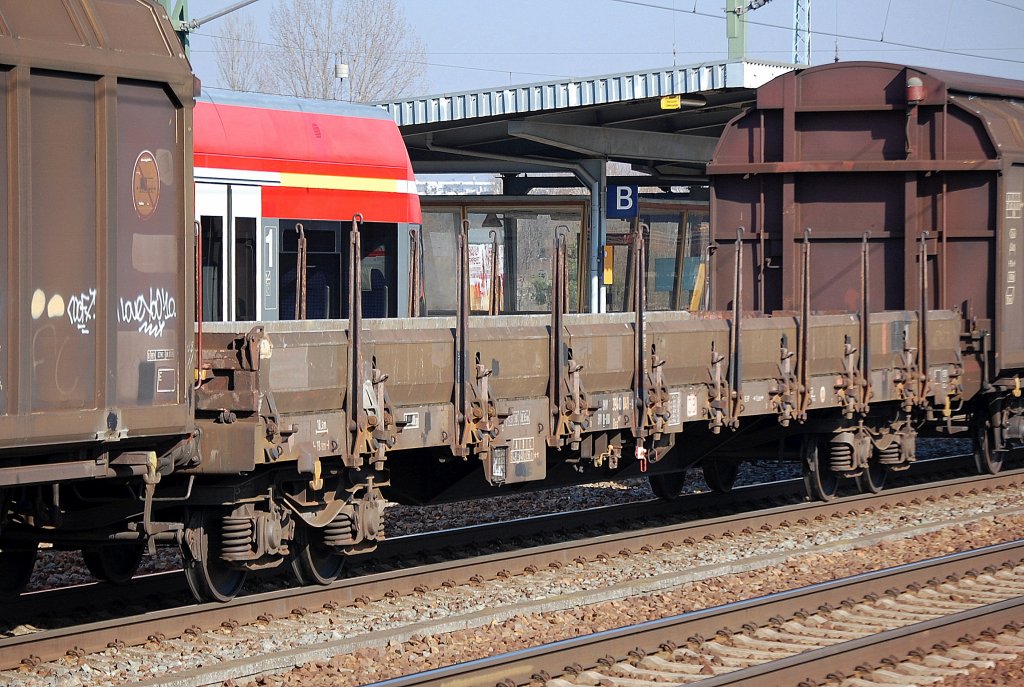 Drehgestellflachwagen mit Seitenborden + Rungen der DB eingestellt mit der Nr. 31 RIV 80 D-DB 3940 040-9 Res 687, 01.03.11 Bhf. Flughafen Berlin-Sch�nefeld.