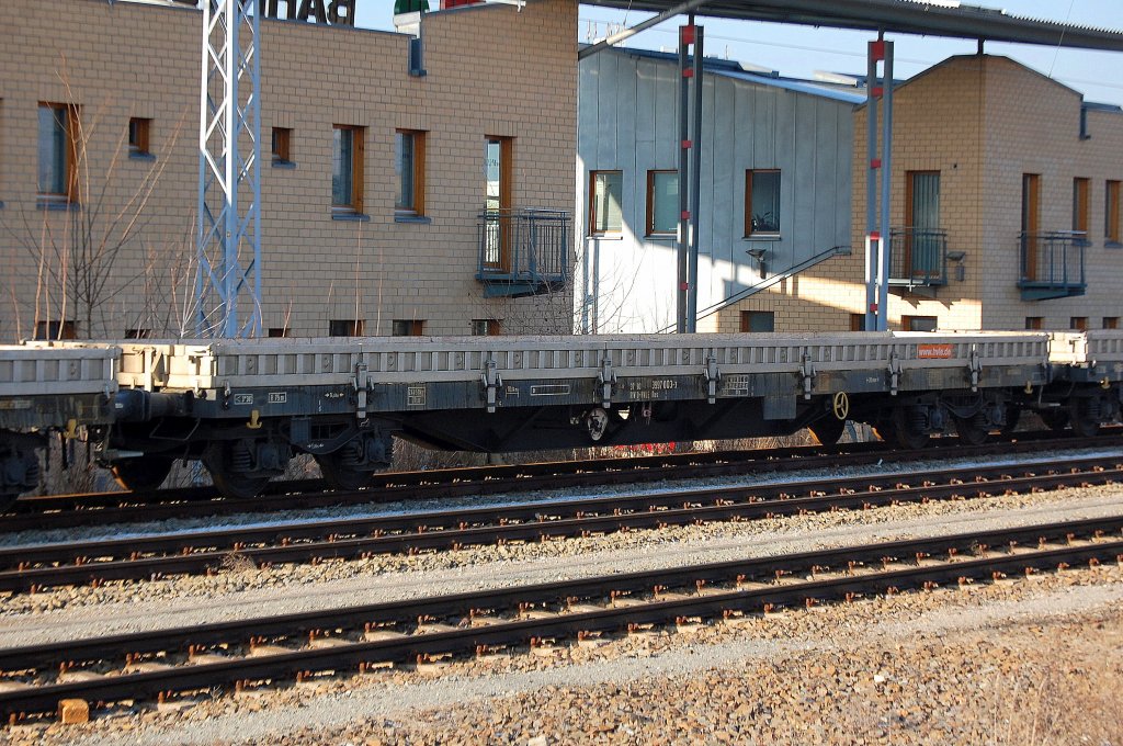 Drehgestellflachwagen mit vier Rads�tzen und Stirn- und Seitenwandklappen der HVLE eingestellt mit der Nr. 37 RIV 80 D-HVLE 3997 003-3 Res, 29.01.11 Hennigsdorf Bhf. 