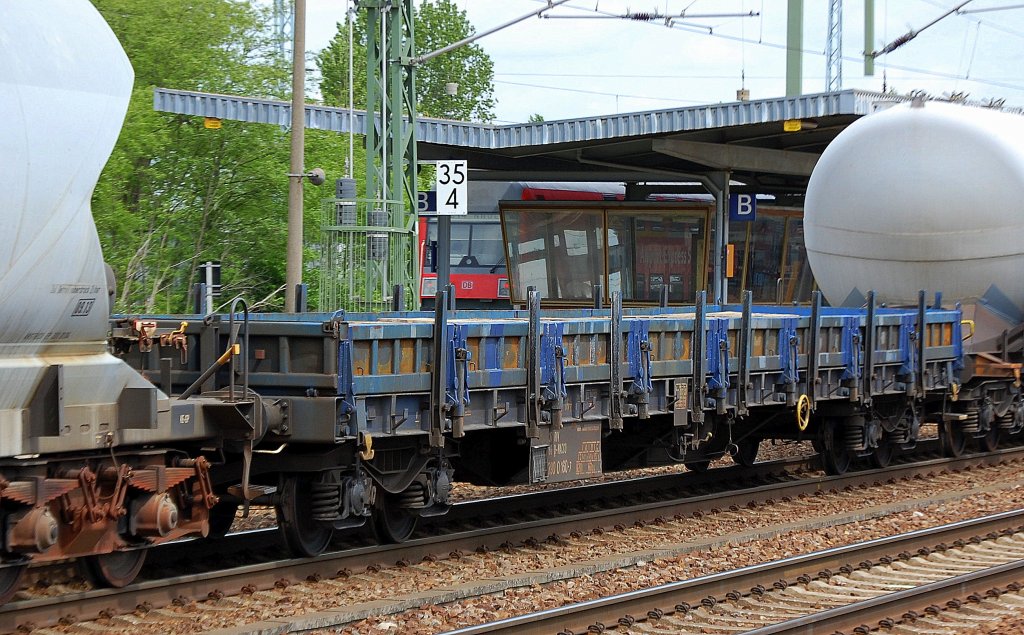 Drehgestellflachwagen vom Wageneinsteller NACCO mit der Nr. 37 RIV 80 D-NACCO 390 0 160-7 Res am 10.05.12 Bhf. Flughafen Berlin-Sch�nefeld.