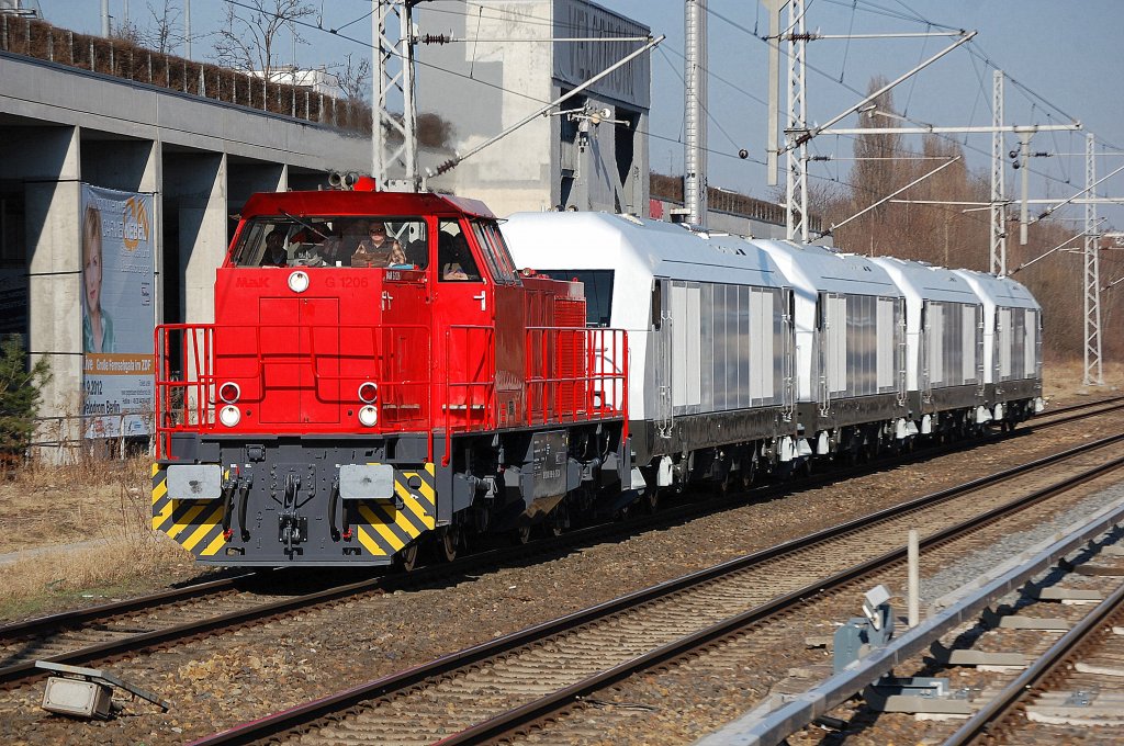 Durch Zufall war ich zur rechten Zeit am rechten Ort, eine MaK G 1206 (BR 275) �berf�hrt vier wei�e noch v�llig unber�hrte und kahle Siemens ER 20 Dieselloks Richtung Berlin-Lichtenberg, wer sie bekommt bzw. geordert hat ist mir nicht bekannt, 06.03.12 Berlin Landsberger Allee.