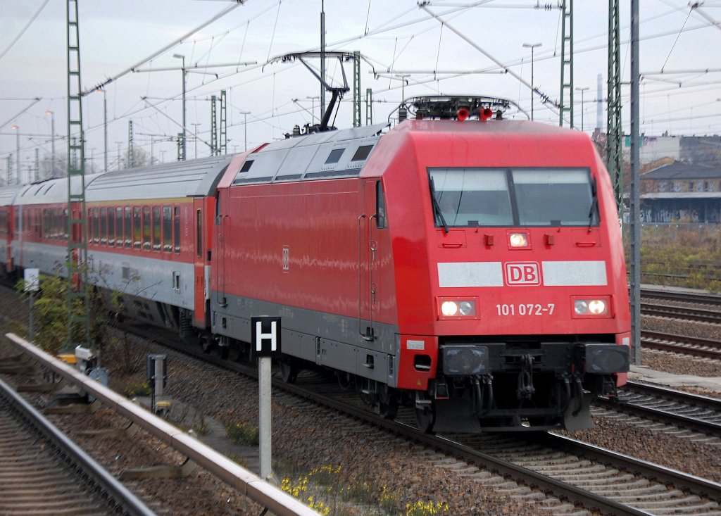 EC 176 mit 101 072-7 Richtung Berlin-Spandau, 11.11.10 Berlin-Beusselstr. 