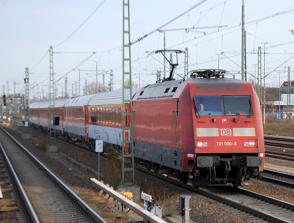 EC 176 mit 101 090-9 Richtung Berlin-Spandau, 30.11.10 Berlin-Beusselstr.