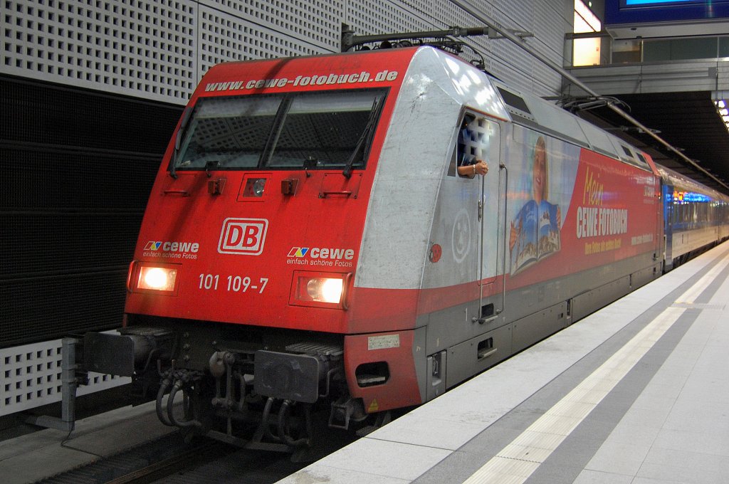 EC 176 nach Hamburg-Altona mit 101 109-7 am 17.10.12 Berlin Hbf (tief).