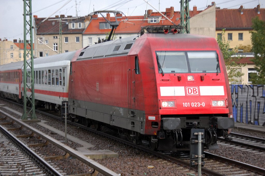 EC 379 mit 101 023-0 Richtung Hbf. Berlin (tief), 15.10.10 Berlin-Wedding.