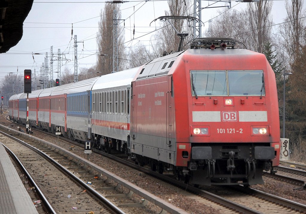 EC 379 mit 101 121-2 am 25.03.11 Berlin-Karow.
