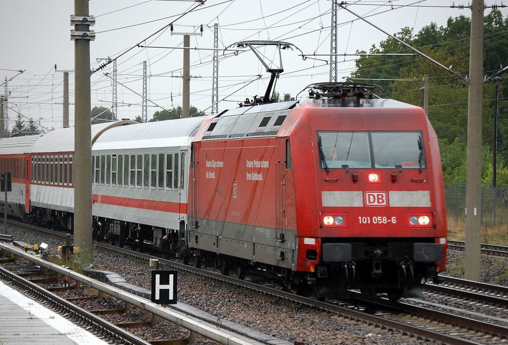 EC 379 nach Brno hl.n. mit 101 058-6, n�chster Halt Berlin-Gesundbrunnen, 23.08.10 Berlin-Blankenburg.  