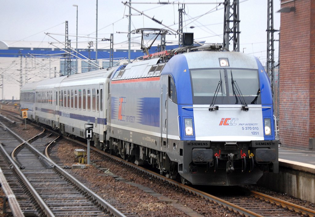 EC 46 Berlin-Warschau-Express mit der Husarz-Lok 5 370 010 1251 (91 51 5370 010-8 PL-PKPIC 1251) am 18.03.11 bei der Einfahrt im Berlin Ostbhf.