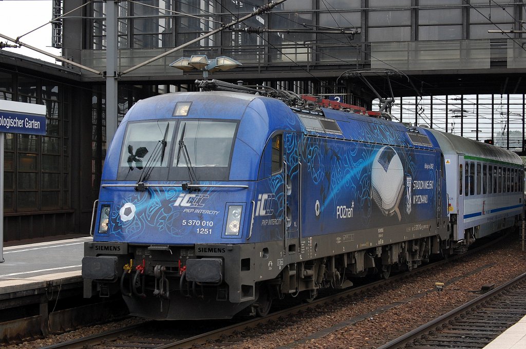 EC 54 mit der PKP Intercitylok 5 370 010 und der Berlin-Warschau-Express Zuggarnitur bei der Durchfahrt im Bhf. Berlin-Zoologischer Garten am 01.06.13