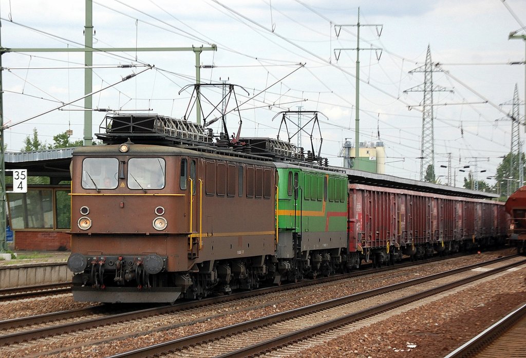 EGP 62 (91 80 6142 042-1 D-EGP) + EGP 70 (91 80 6142 103-1 D-EGP) Mit Ganzzug offener G�terwagen am 29.06.12 Bhf. Flughafen Berlin-Sch�nefeld.
