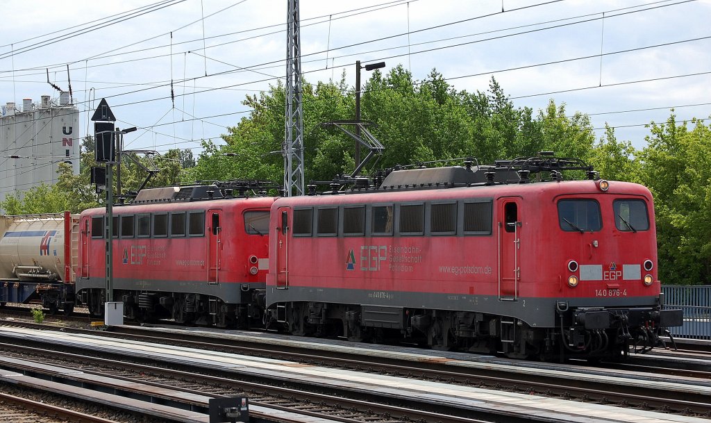 EGP Doppeltraktion 140 876-4 (91 80 6140 876-4, Henschel Bj.1973) + 140 824-4 (91 80 6140 824-4, Krupp Bj.1972) mit gemischtem G�terzug bei der Abfahrt Gbf. Berlin Greifswalder Str., 03.06.13 