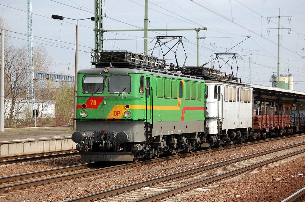 EGP Doppeltraktion DP 70 (91 8 6142 103-1 D-EGP) + DP 57 (91 80 6142 126-2 D-EGP) mit gemischtem G�terzug vom Zementwerk Berlin Greifswalder Str. bei der Durchfahrt im Bhf. Flughafen Berlin-Sch�nefeld, 11.04.12