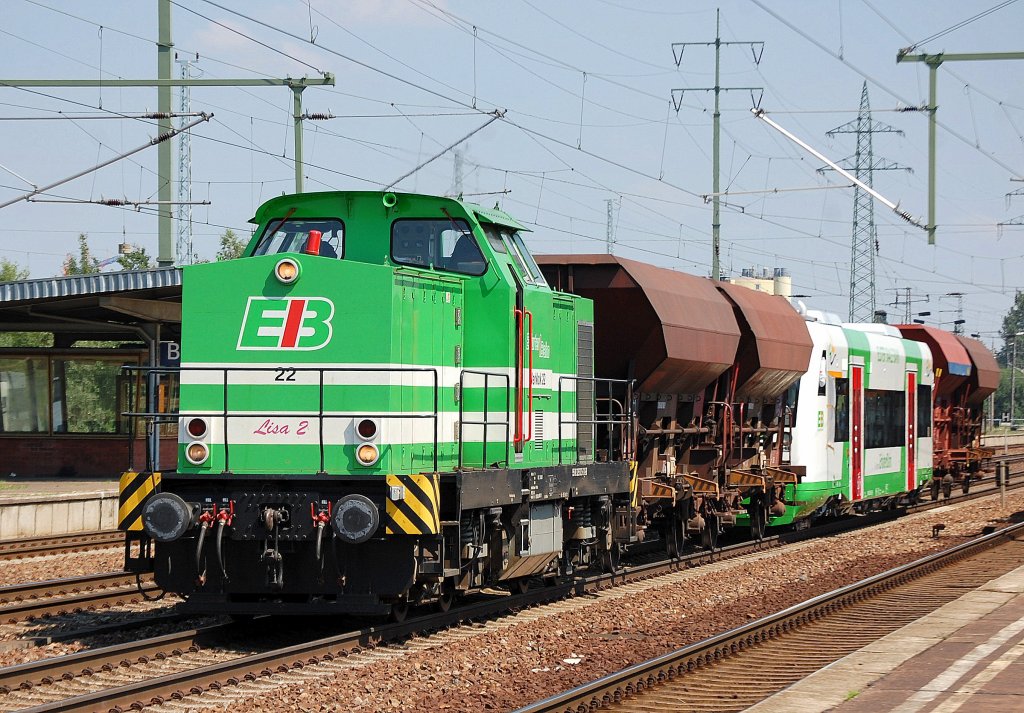 EIB 22  Lisa 2  (98 80 3293 025-3 D-EIB) wieder einmal bei der �berf�hrung eines fabrikneuen Stadler RegioShuttle f�r die firmeneigene ELSTER SAALE BAHN, 27.07.12 Bhf. Flughafen Berlin-Sch�nefeld. 