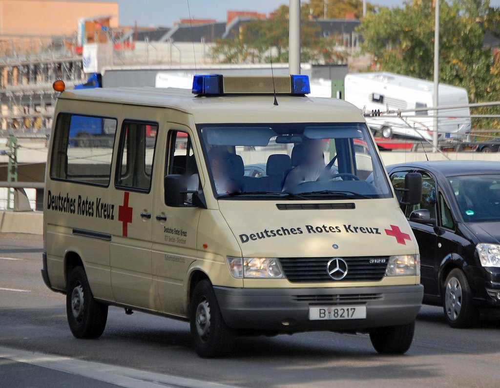 Ein �lteres MB 312 D Krankentransportfahrzeug des DRK Berlin (KV Berlin-Nordost Katastrophenschutz), 22.09.09 Berliner Stadtautobahn H�he Knobelsdorffstr. 