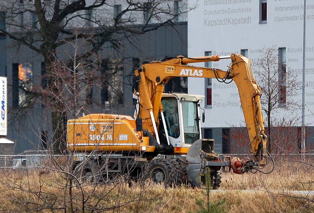 Ein ATLAS 1504 M Mobilbagger N�he S-Bhf. Flughafen Berlin-Sch�nefeld, 24.01.12