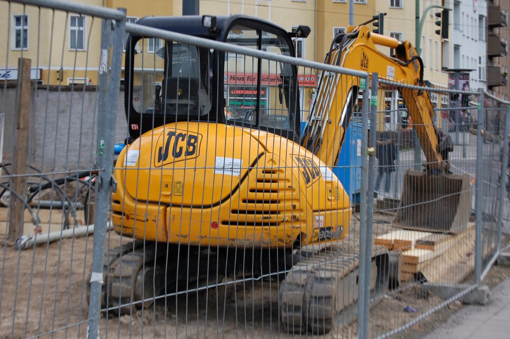 Ein auff�llig bauchiger Minibagger, ein JCB 8052, 18.03.09 Berliner Str. Berlin-Pankow.