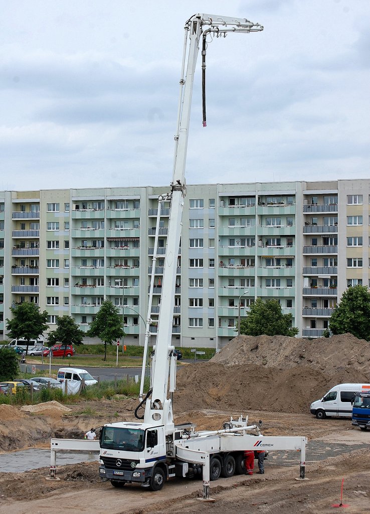 Ein Betonpumpenfahrzeug (MB ACTROS) der Fa. CEMEX zieht den R�ssel ein, 06.06.12 Berlin-Pankow.