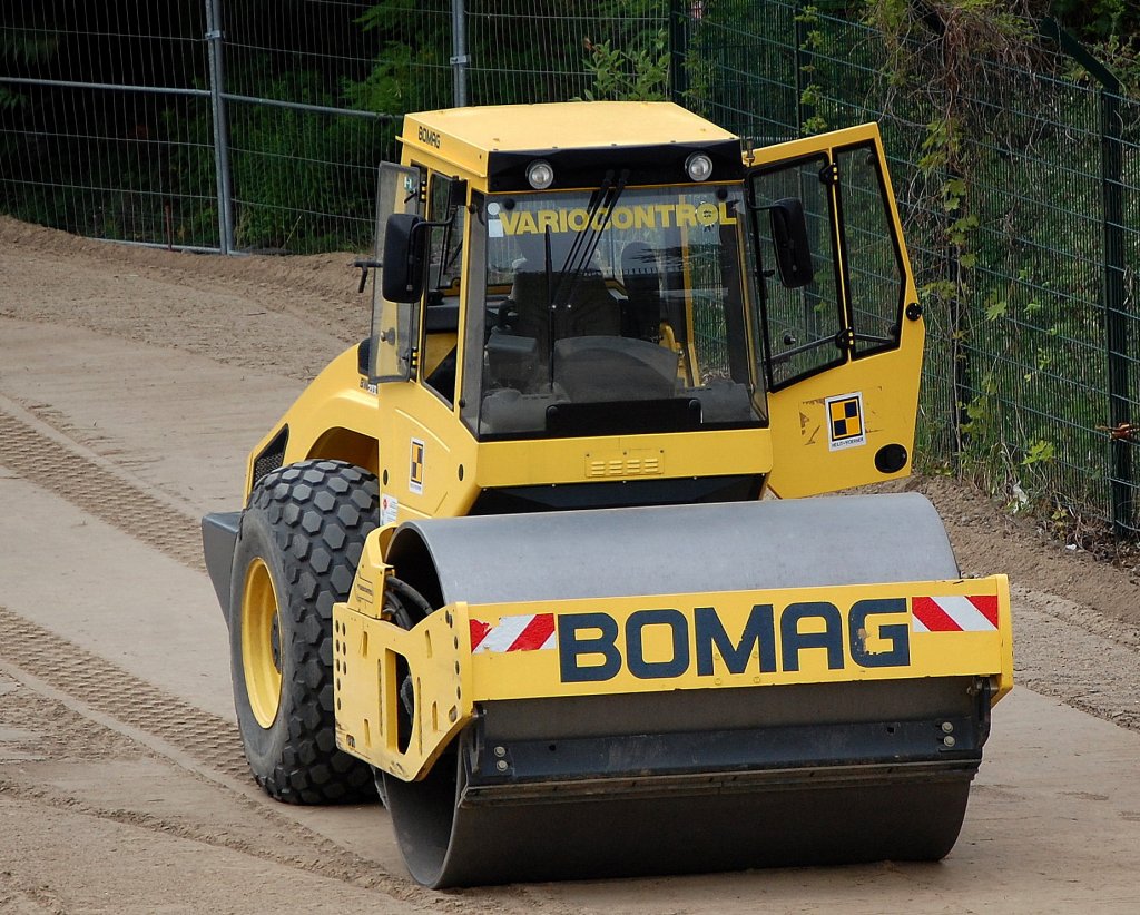 Ein BOMAG VARIOCONTROL Walzenzug mit Glattbandage Typ BW213 am 25.06.08 Berlin-Moabit. 