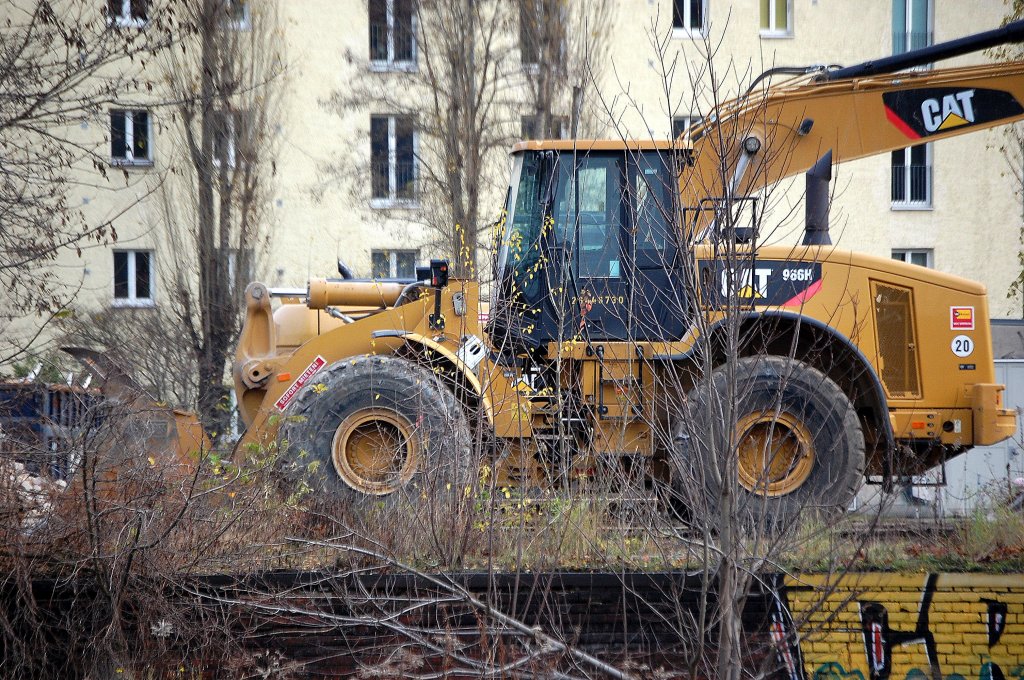 Ein CAT 966H auf einer Baustelle N�he S-Bhf. Berlin Frankfurter Allee 20.11.10