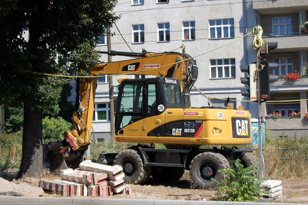 Ein CAT M313D (Leasingbagger) am 28.07.08 bei den Stra�enbauarbeiten in Berlin Wisbyer Str.