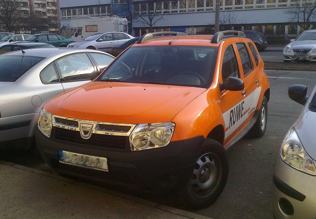 Ein DACIA DUSTER Kompakt-SUV als Firmenfahrzeug (Einsatzfahrzeug) der Firma RUWE aus Berlin, 05.04.13 Berlin-Pankow.