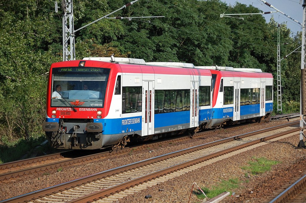 Ein Doppelgespann RS1 der PEG auf der Linie RB12 Templin Stadt, vornean VT 650.04 (95 80 0650 565-4 D-PEG, Stadler Bj.2003) + VT?, 21.08.10 M�hlenbeck-M�nchm�hle b.Berlin.