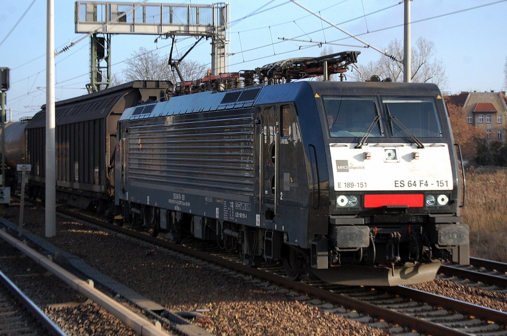 Ein eignartiger G�terkurzzug (2 Kesselwagen + 2 Schiebewandwagen) am Samstag Vormittag mit der an die DB SCHENKER vermieteten MERCE Dispolok ES 64 F4-151 (91 80 6189 151-4 D-DISPO) am 26.11.11 Berlin-Pankow.