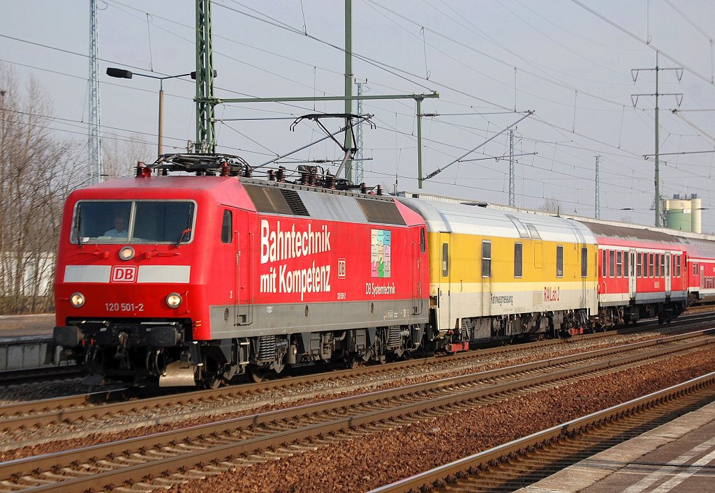 Ein Fahrwegmesszug der DB Systemtechnik mit 120 501-2 und  einem Bahndienstwagen zur Fahrwegmessung mit der Aufschrift RAILab 2 + einem Regionalsteuerwagen vom Typ Bybdzf 482.1 am 15.01.11 im Bhf. Flughafen Berlin-Sch�nefeld.
