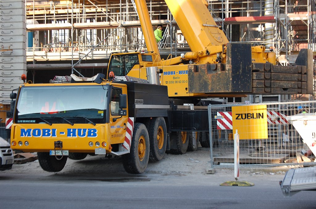 Ein Fahrzeugkran von LIEBHERR Typ LTM 1250-6.1 der Fa. MOBI-HUB aus Berlin setzt Betonfertigteile in einen Rohbau ein, 31.01.12 Berlin-Pankow.