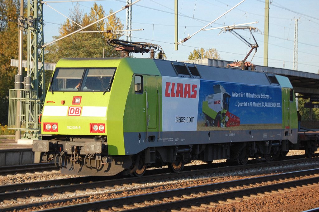 Ein Farbtupfer an einem sonst eher lauhen langweiligen Bahntag mit DB Standardleistungen im Bhf. Berlin-Sch�nefeld Flughafen, die Werbe 152�r 152 005-5 (91 80 6 152 005-5 D-DB) mit der CLAAS-Werbung und Containerzug, 13.10.10