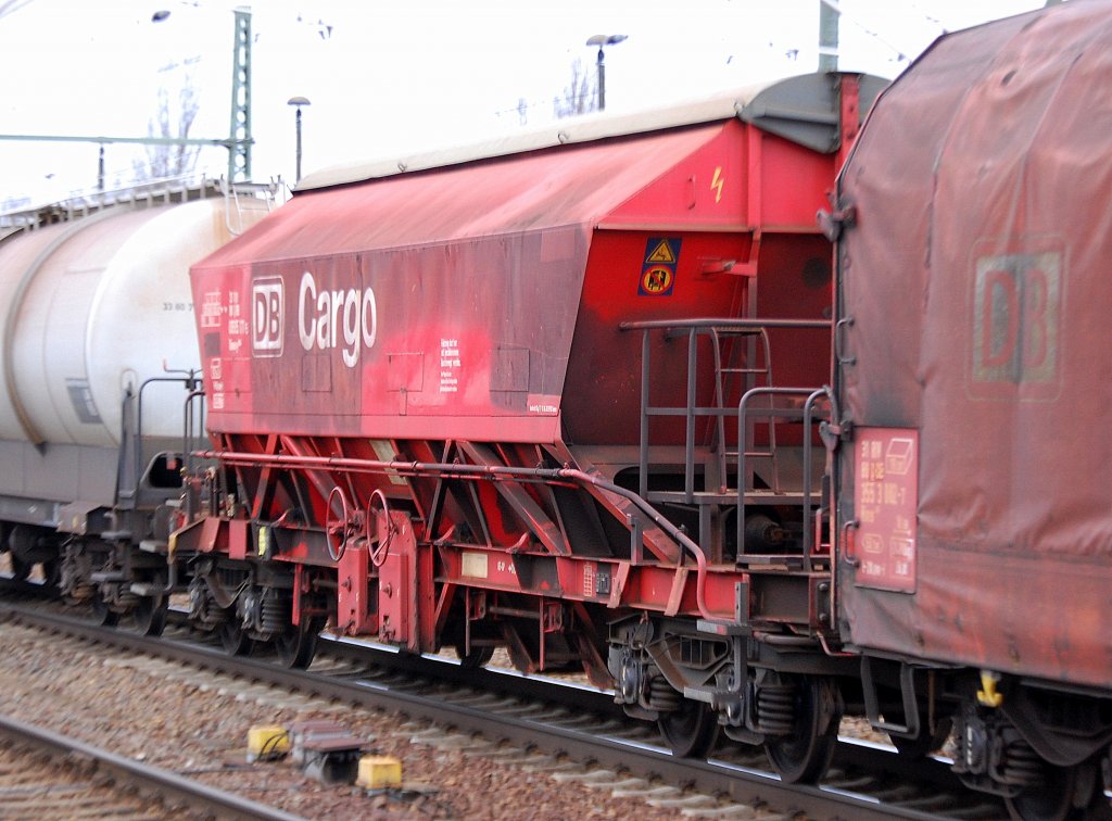 Ein gedeckter Sch�ttgutwagen der DB eingestellt mit der Nr. 31 RIV 80 D-DB 0695 171-5 Taoos-y 894, 05.02.11 Bhf. Flughafen Berlin-Sch�nefeld.