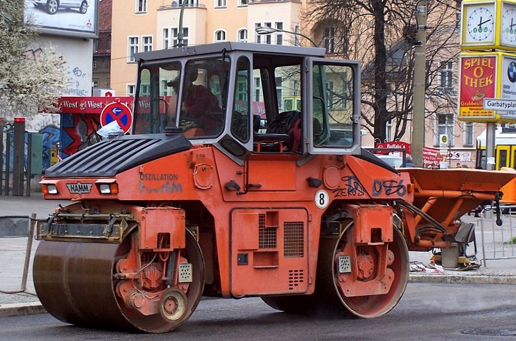 Ein HAMM Tandemwalze Typ DV6 mit OSZILLATION und Streutrichter im Februar 2007 Berlin-Pankow Florastr. 