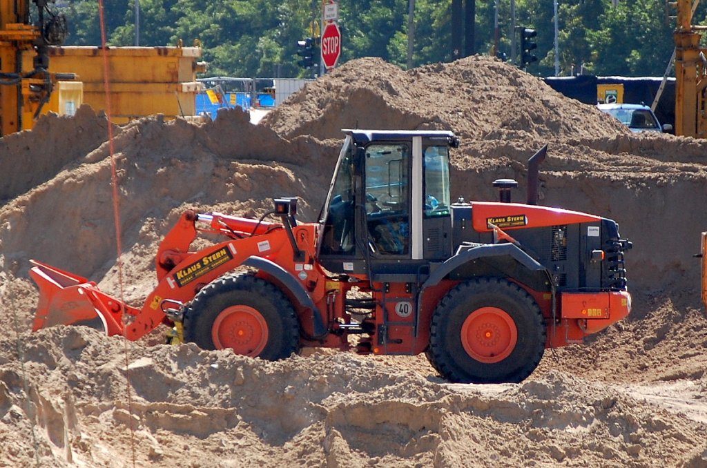 Ein HITACHI ZW180 Radlader der Fa. Klaus Stern am 31.07.08 Gro�baustelle Berlin Alexanderplatz.