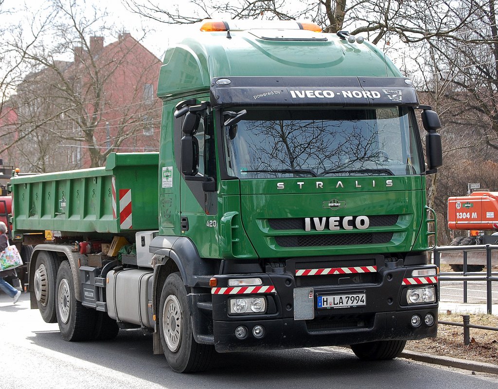 Ein IVECO STRALIS 420 Baukipper der Fa. BESTBAU, 10.03.11 Berlin-Pankow.