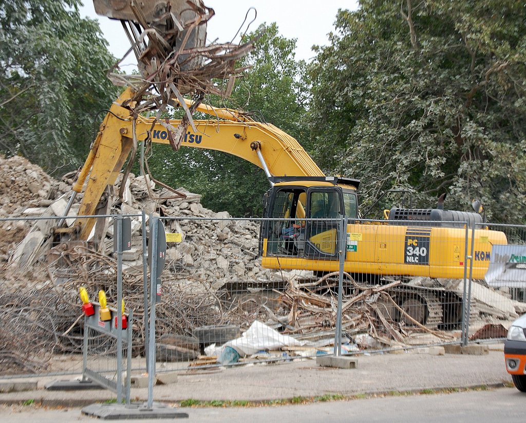 Ein KOMATSU PC 340 NLC Raupenabgger zermalmt Betonstahl um den Stahl freizulegen, Abri�arbeiten N�he S-Bhf. Berlin landsberger Allee, 27.09.11