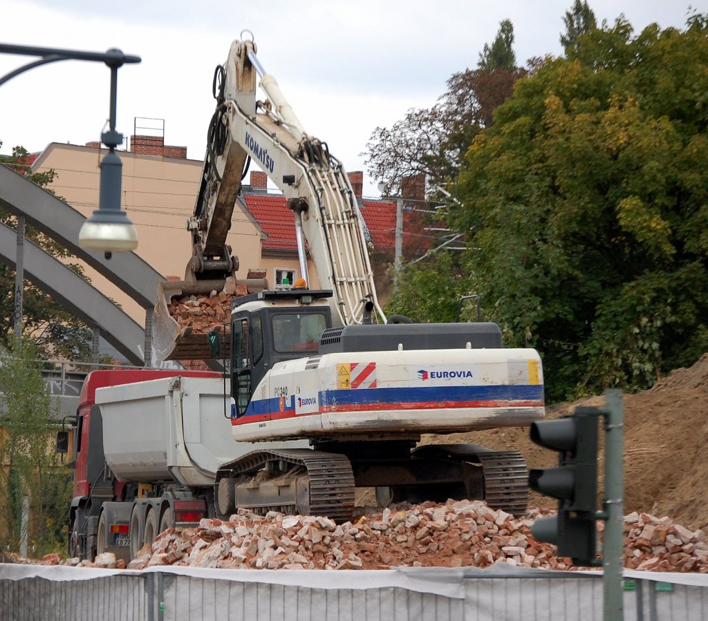 Ein KOMATSU PC340 Raupenbagger der Fa. EUROVIA bel�dt einen Sattelkipper bei den Abri�arbeiten der alten Bahnbr�cken �ber die Berliner Str. Berlin-Pankow am 16.09.08