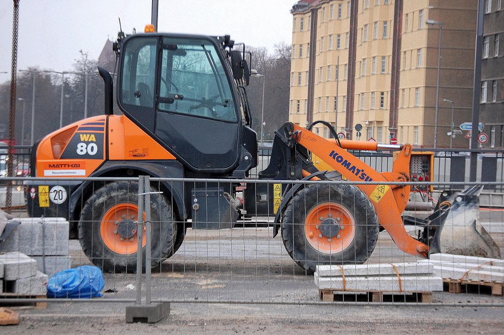 Ein KOMATSU WA 80 der Baufirma MATTH�I auf der neuen Spandauer Damm Br�cke in Berlin, 21.01.11
