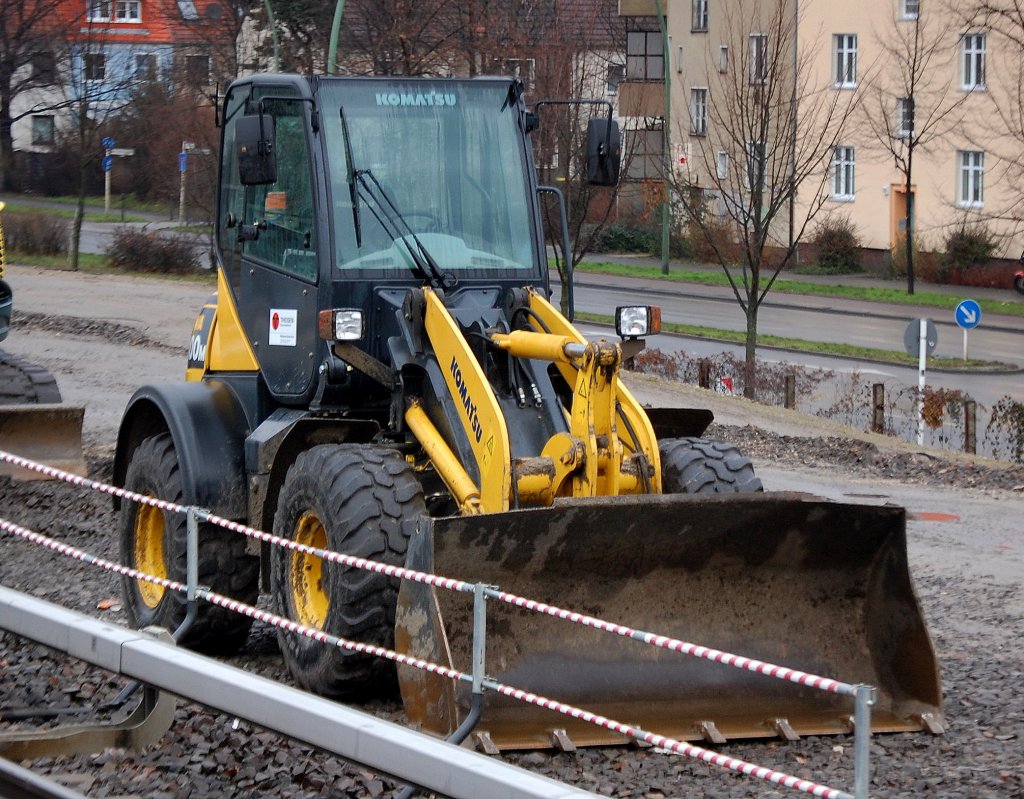 Ein KOMATSU WA100M Radlader am 20.12.08 Umbau S-Bhf. Berlin Adlershof. 