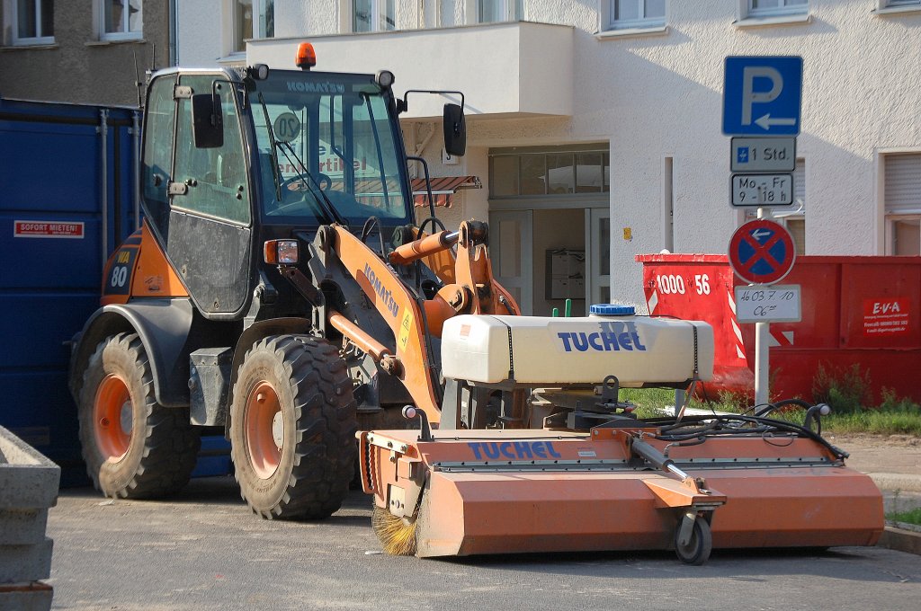 Ein KOMATSU WA80 Radlader der Baufirma MATTH�I mit Kehraufsatz der Fa. TUCHEL, sieht man auch nicht alle Tage, 21.08.10 Berlin-Pankow. 