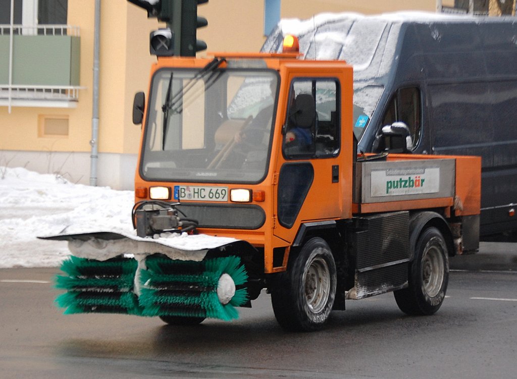 Ein Kommunalfahrzeug vom Hersteller LADOG der Fa. putzb�r im Schneer�umdienst, 08.01.10 Berlin-Charlottenburg.