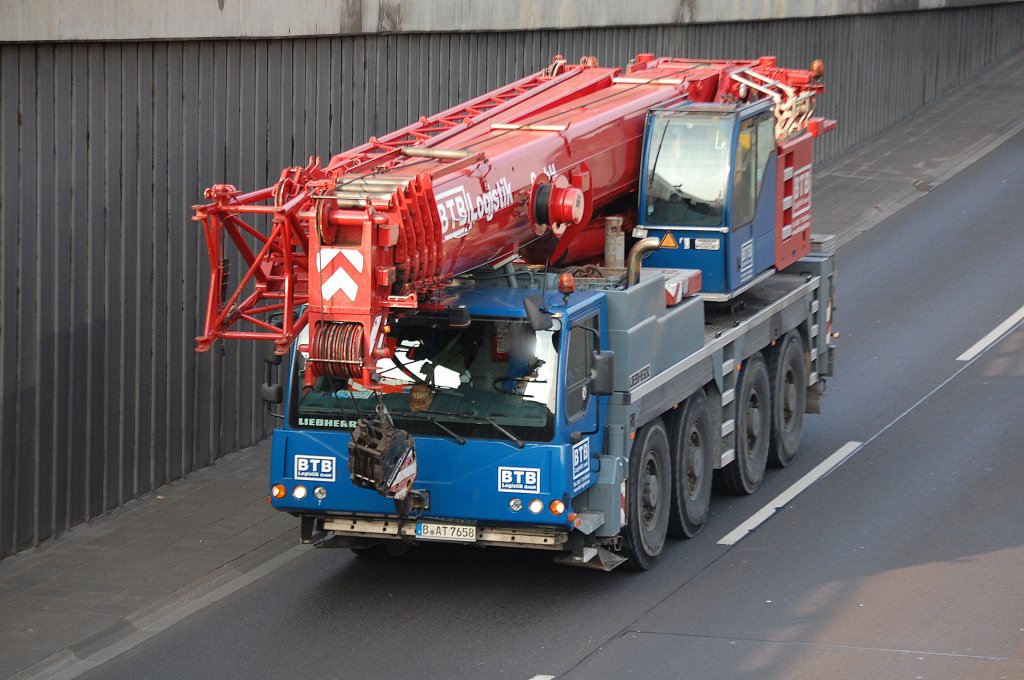 Ein LIEBHERR 4-Achs Fahrzeugkran der Fa. BTB Logistik GmbH aus Berlin, 25.10.11 Berliner Stadtautobahn H�he Knobelsdorffbr�cke.