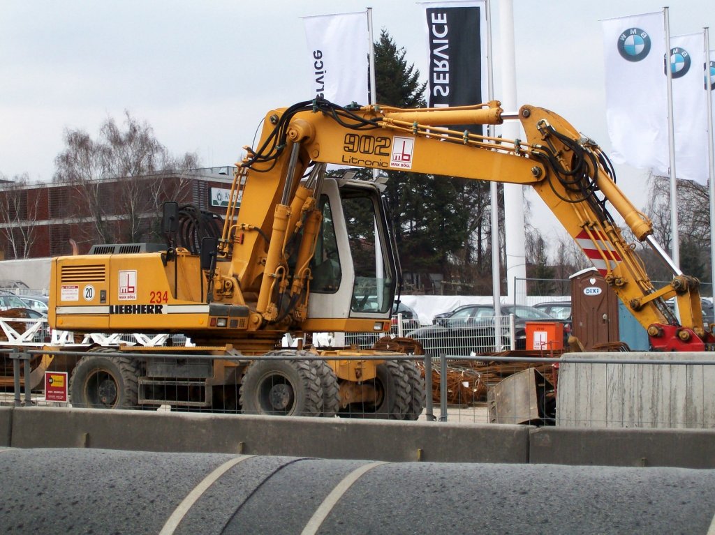 Ein LIEBHERR 902 Litronic der Baufirma MAX B�GL am 05.03.09 auf dm neuen Teilst�ck der Spandauer Damm Br�cke Berlin. 