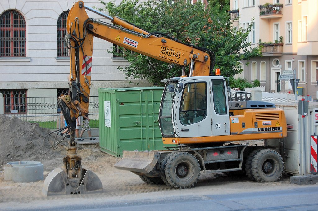 Ein LIEBHERR 904 Litronic der Baufirma STRABAG, 11.06.10 Berlin-Pankow. 