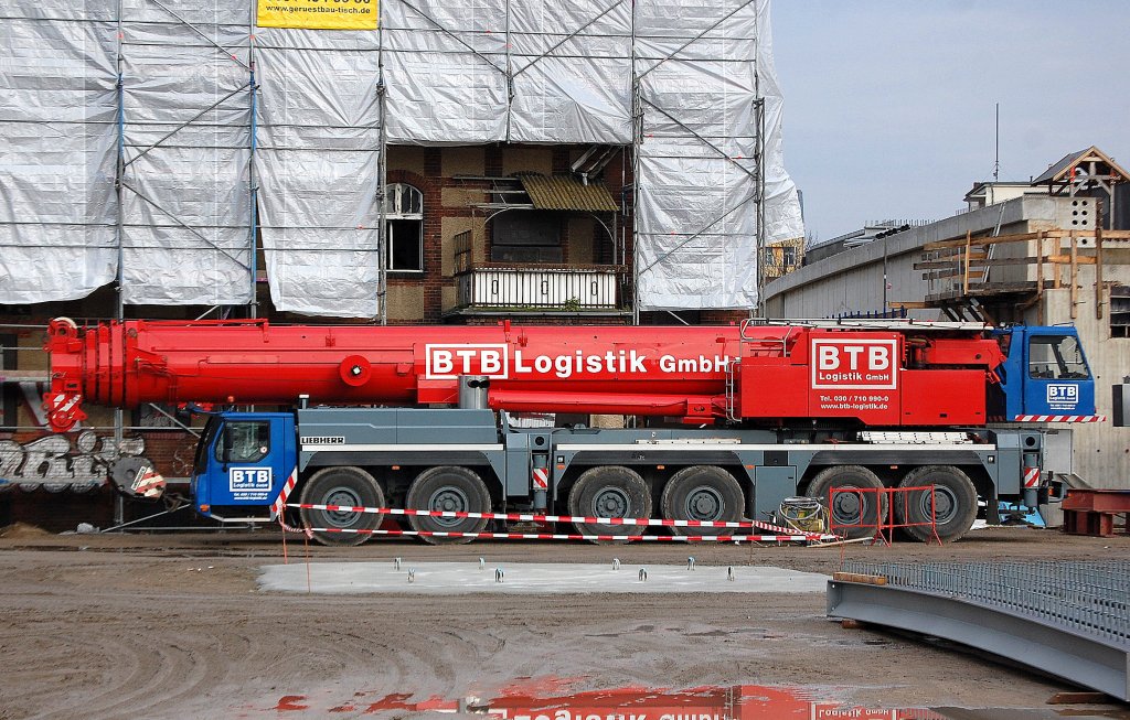 Ein LIEBHERR LTM 1300-6.1 der Fa. BTB aus Berlin steht in Bereitschaft Gro�baustelle Berlin-Ostkreuz, 20.11.10
