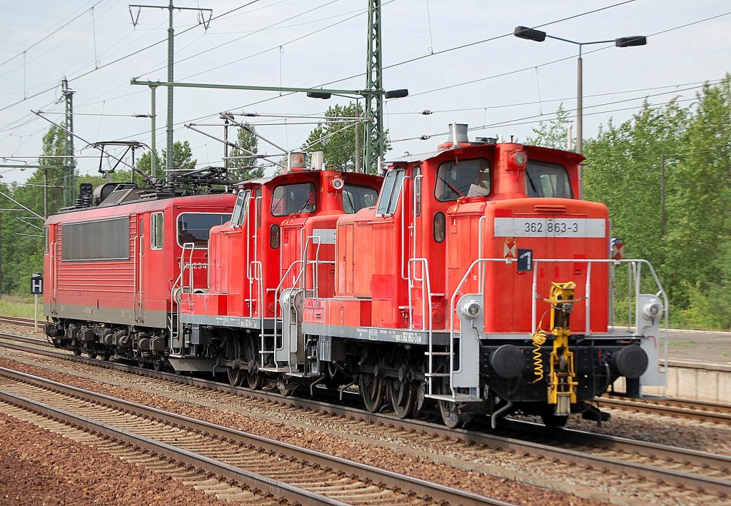 Ein Lokzug gezogen von 155 234-8 mit 362 863-3 am Ende und dazwischen 362 941-7 am 19.05.11 Bhf. Flughafen Berlin-Sch�nefeld.
