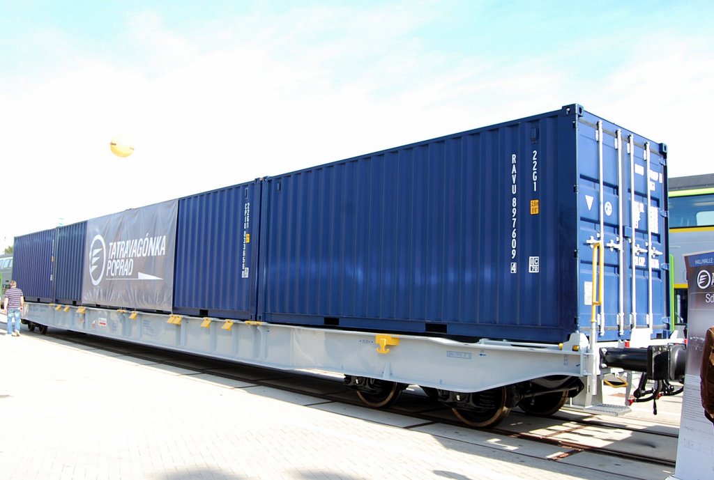 Ein m�chtig langer und schwerer Containertragwagen vom tschechischer Hersteller Tatravagonka A.S. Proprad, es ist der Wagen 33 TEN 54 CZ-MT 4576 099-4 Sggnss 80´, 18.09.12 Inno Trans Berlin.