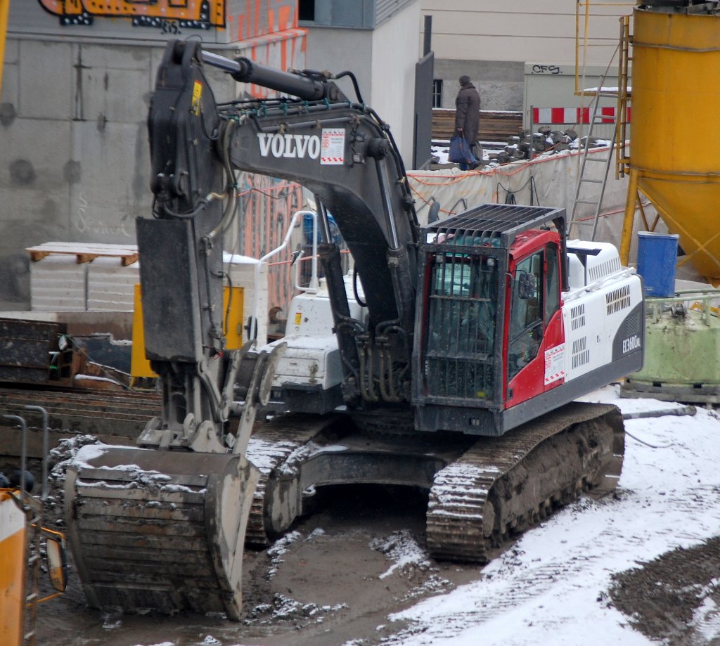Ein m�chtiger Brummer nahm die Tiefbauauschachtung an der Gro�baustelle neben dem S-Bhf. Berlin-Friedrichstr. in Angriff, ein VOLVO EC360CNL, 21.02.09