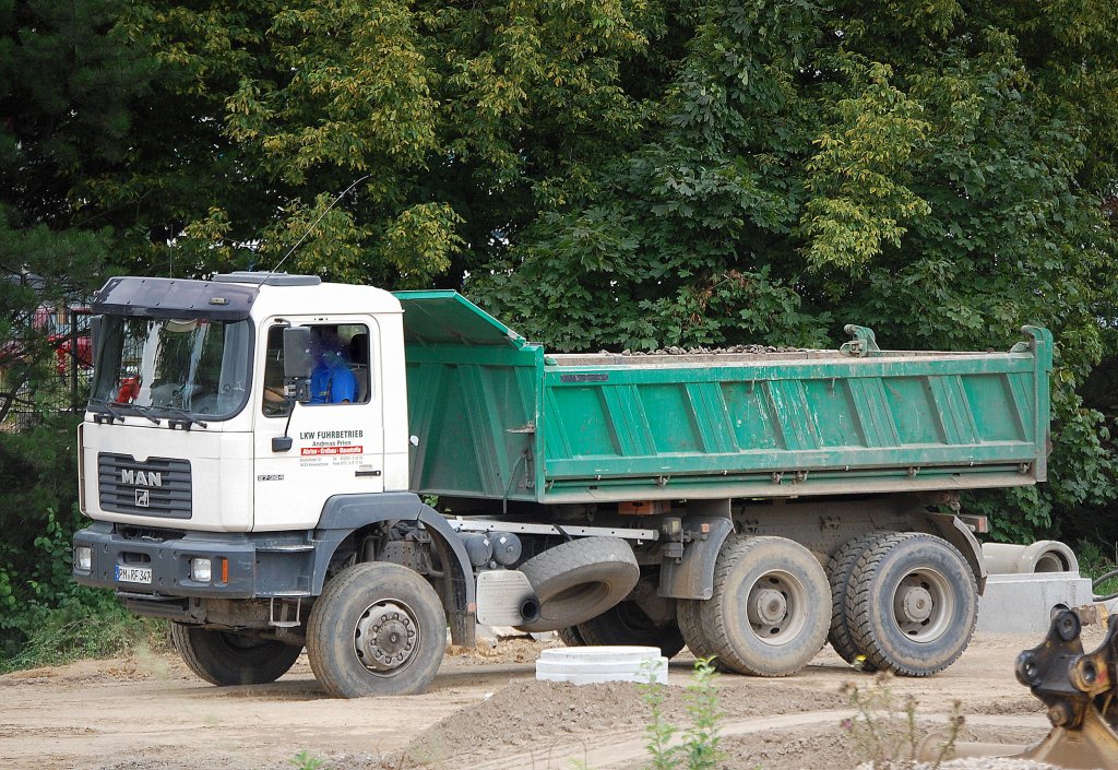 Ein MAN 27.364 Baukipper der Fa. LKW Fuhrbetrieb Andreas Prien, 02.09.10 Baustelle am Bhf. Flughafen Berlin-Sch�nefeld. 