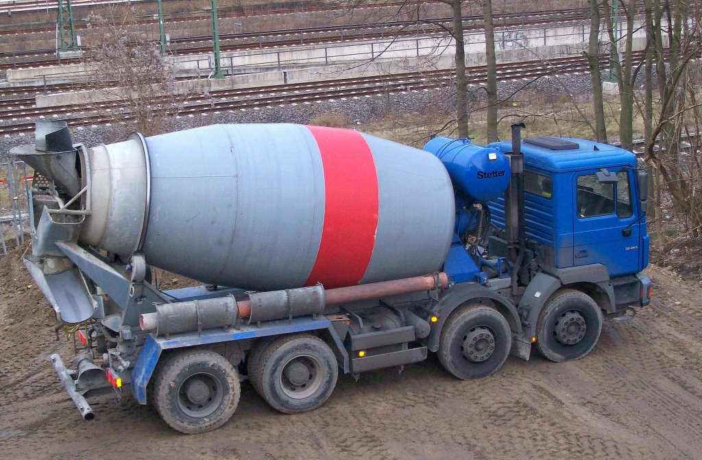 Ein MAN 32.343 Betonmischfahrzeug mit Betontrommel der Fa. Stetter im Winter 2008 Berlin-Gesundbrunnen.